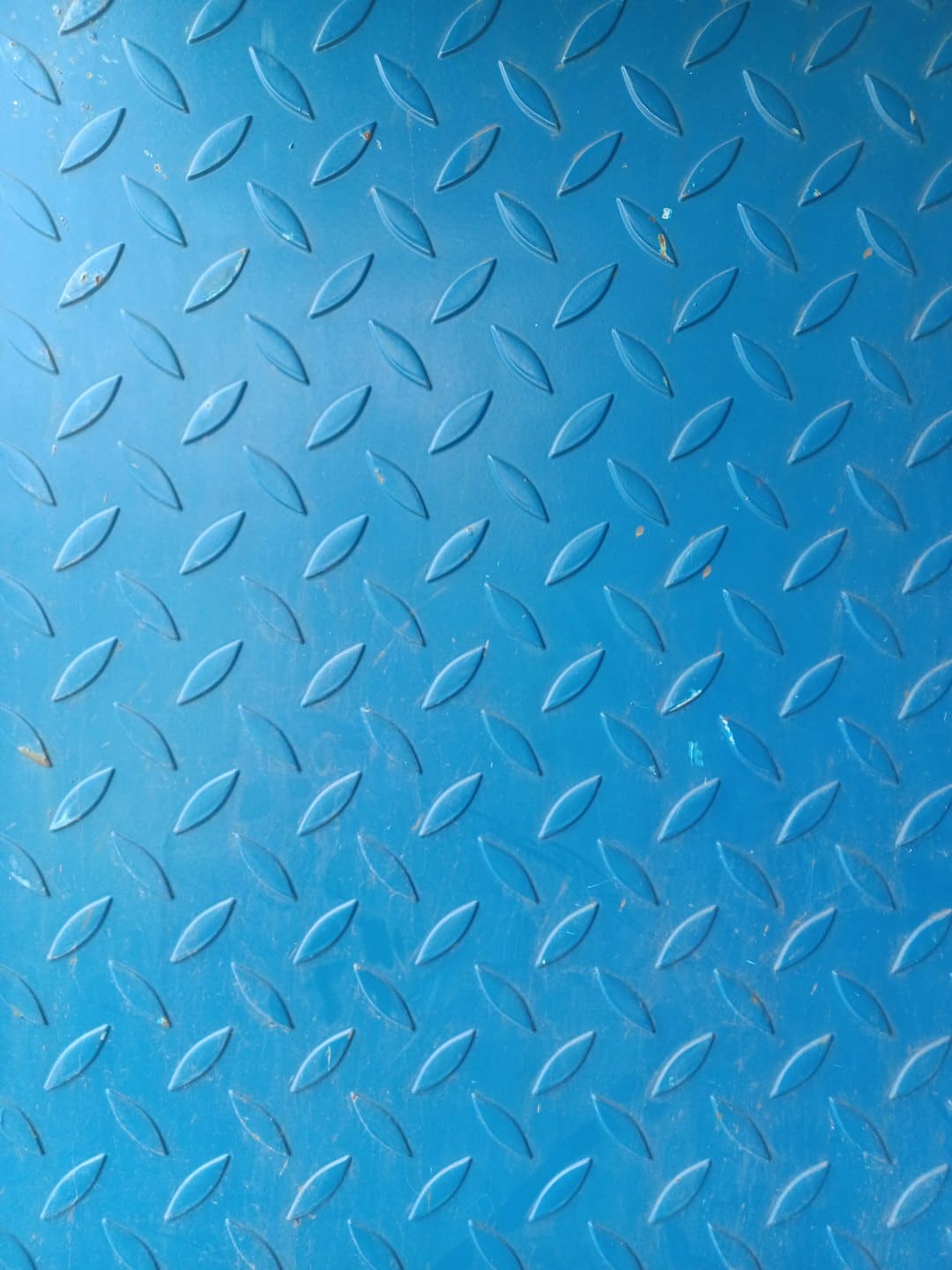 Metallo blu a rombi con borchie in rilievo.